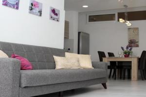 Refurbished Comfort Walk to Beach and Restaurants Apartments, St Julians