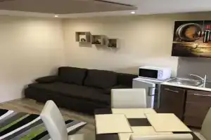 BB Apartman, Villany