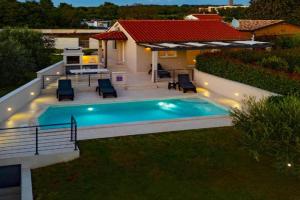 Two-Bedroom Holiday Home In Pomer, Bagnole