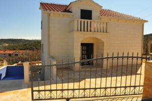Holiday house with a swimming pool, Brac - 11496, Sutivan