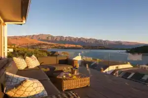 Lakefront Luxury by Amazing Accom Guest house, Queenstown