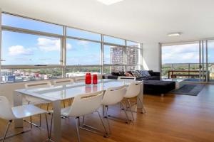 Moore to See - Modern and Spacious 3BR Zetland Apartment with Views over Moore Park, Sydney