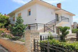 House Paulina 1214, Bagnole