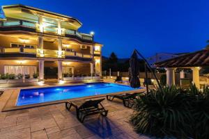 Beautiful Apartment In Kastel Stafilic, Kastel Stari