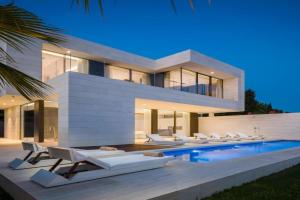 5-Star Villa Calma I with Heated Pool, Jacuzzi, Sea and Palm Tree Garden, Starigrad