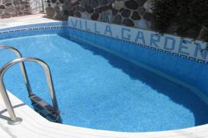 Villa Garden, Fira