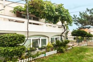 Apartment and Room Bonefacic, Baska