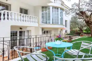 The Olive Garden Apartments, Limenas