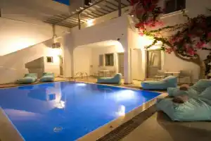 Markakis Studios Town, Fira