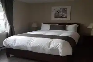 1-Bedroom Apartment Sweet #3 by Amazing Property Rentals, Ottawa