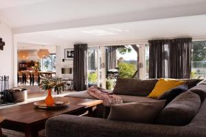 Cornish Hill House - stunning views with pool, Daylesford