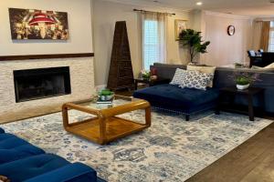 3 br Spacious Home in Ideal Location w Free Parking Back Yard Pets Welcome Guest house, Chicago