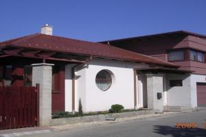 Besenyei Apartman, Sarvar