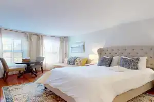 Large Private Room, walk to Fenway, BU, Hospitals, Brookline