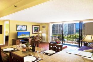 Waikiki Sunset Mountain View Near Beach with Parking Apartments, Honolulu