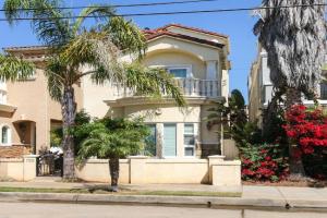 Oceanside Sunset Shores Updated home with balconies & rooftop deck - 2 blocks to beach Guest house, Oceanside