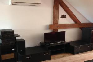 King Apartman, Sarvar