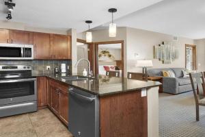 Mountain View Escape with open hot tub, Views!! Guest house, Canmore