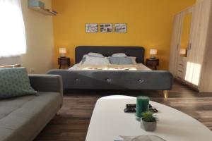 Yellow Apartment, Debrecen