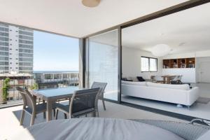 Modern Sea 2BR in Beach Club by HolyGuest, Tel Aviv