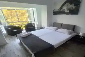Hostel Florentin Camere Bai Comune acces bucatarie Cheap private rooms shared bathrooms kittchen laundry machine access Netflix, Constantza