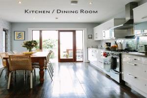 Cosy Home; Sleeps 10/11. City 15 minutes’ walk Guest house, Dublin
