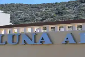 La Luna Apartments, Stalis