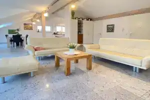 4 Zimmer Apartment, 125 qm, ruhig und zentrumsnah, max 5 Pers, Dachterasse, Garage, 1000 MBit, Sindelfingen