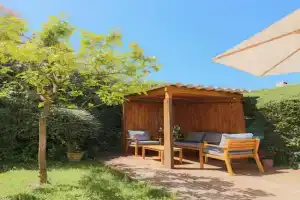 SUQUETTE Charming provencal house in with nice terrace, garden and pool access, Antibes