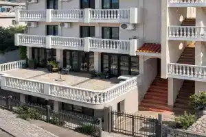 Apartment hotel Sara, Sutomore