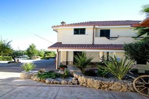 Apartment in with Mountain Views, Gasponi
