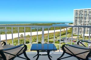 Breezy beachfront condo with unmatched views and pool Guest house, Marco