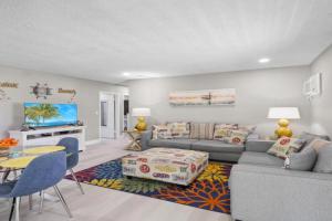 Peaceful condo with pool and steps to beach Guest house, Marco