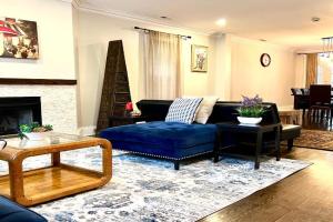 5 Bedroom Huge House in Best Location Parking Fireplace Back Yard, Chicago