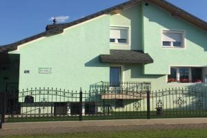 Isabel Apartments, Subotitsa