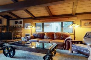 Condo de los Pinos #16 Apartments, Mammoth Lakes