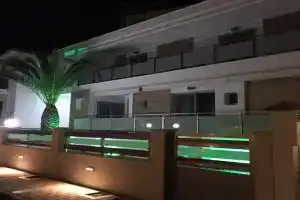 La Maison de Marie Apartments, Sarti