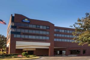Days Inn & Suites by Wyndham Conf Center I-10, Tallahassee
