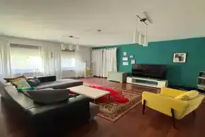 Luxury Apartman, Baja