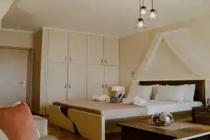 Sunrise Apartment, Paleo Tsifliki