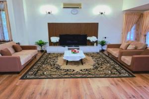5-BEDROOM FERRINGHI HOUSE with WIFI , NETFLIX , BBQ SET , 5 MINUTES WALK to BEACH, Batu Ferringhi