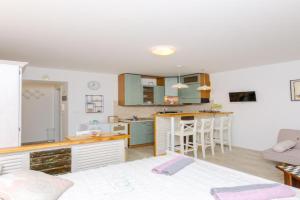 Apartment Hello Love, Split