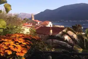Be happy in Apartments, Perast