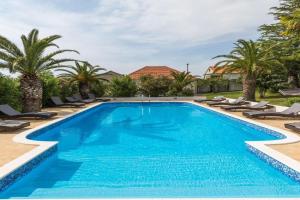 Modern holiday home with pool, Bibinje