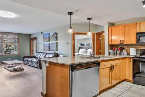 Inviting Rocky Mountain HOT TUB in Top Rated Condo managed by Little Sister Getaways Apart-hotel, Canmore
