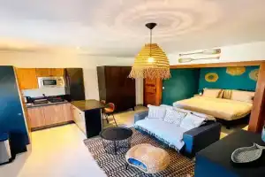 AU BORD DE L'EAU Studio climatisé avec Terrasse et vue mer à 40m de la plage, Cassis