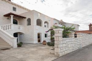 Apartments with parking space, Brac - 15640, Supetar