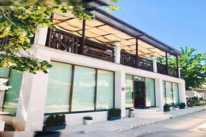 Villa Adrian, Shkorpilovtsi