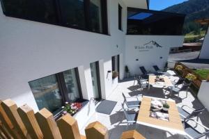 White Peak Apartments, Galtuer