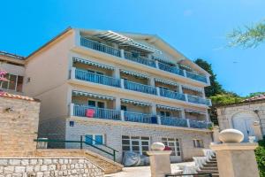 Apartments by the sea Brist, Makarska - 15714, Podaca